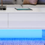 Moderný vysokolesklý konferenčný stolík v bielej farbe, 115 x 55 x 34 cm, s 2 zásuvkami, LED osvetlením a nosnosťou 30 kg – Obrázok 10